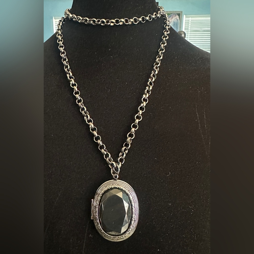 Elegant Silver Pendant Necklace